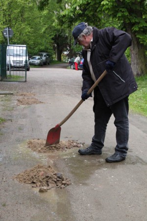 Bernd Balzer schließt Löcher im Weg.