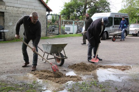 Jörg Heibel (links) und Bernd Balzer bessern den Spazierweg vor dem Tierheim aus.