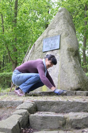 Birgit Sadlowski zu Füßen des Fritz-Reuter-Gedenksteins.