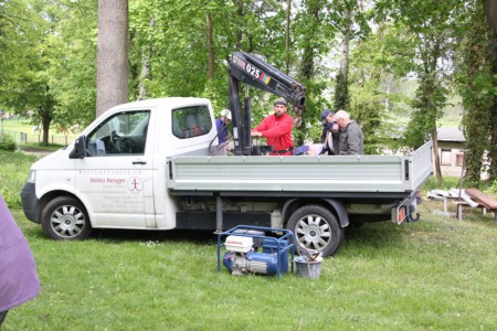 Der Reuterturnplatz bekommt eine ganz neue Bank. Schwere Technik kommt zum Einsatz.