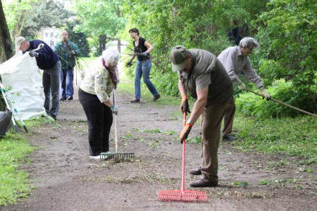 Mario Sadlowski (vorn) und das Ehepaar Pätzold geben dem Jungfernsteg den letzten Schliff.